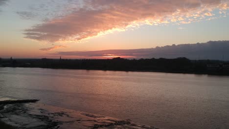 vista aérea hacia atrás del lado del río schelde en un colorido paisaje nublado