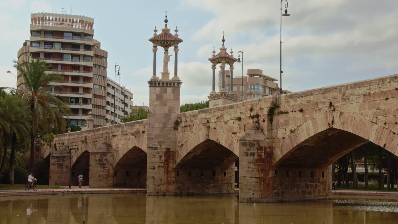 퐁 드 라 마르, 스페인 발렌시아 공원 위의 다리