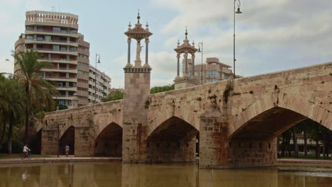 pont de la mar, puente sobre el parque de valencia en españa