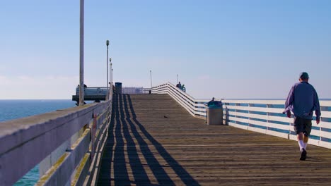 Hombre-Mayor-Caminando-Solo-En-El-Muelle