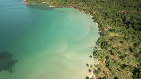 antena de increíble playa de arena blanca con palmeras y aguas tropicales turquesas de tailandia