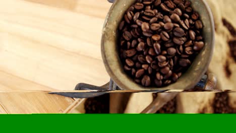 molinillo de café con granos de café en el interior
