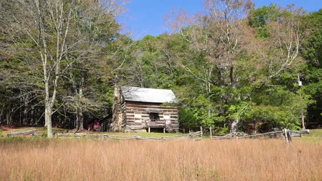 una antigua cabaña pionera en las colinas de los apalaches, virginia occidental