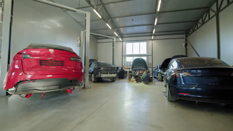 taller de reparación de automóviles con vehículos tesla