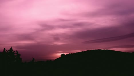 lapso de tiempo rosado del atardecer al anochecer