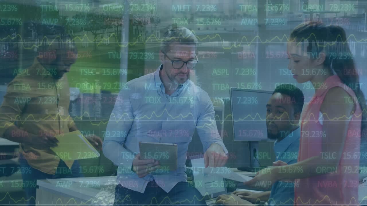 animación del procesamiento de datos financieros sobre diversas personas de negocios en la oficina