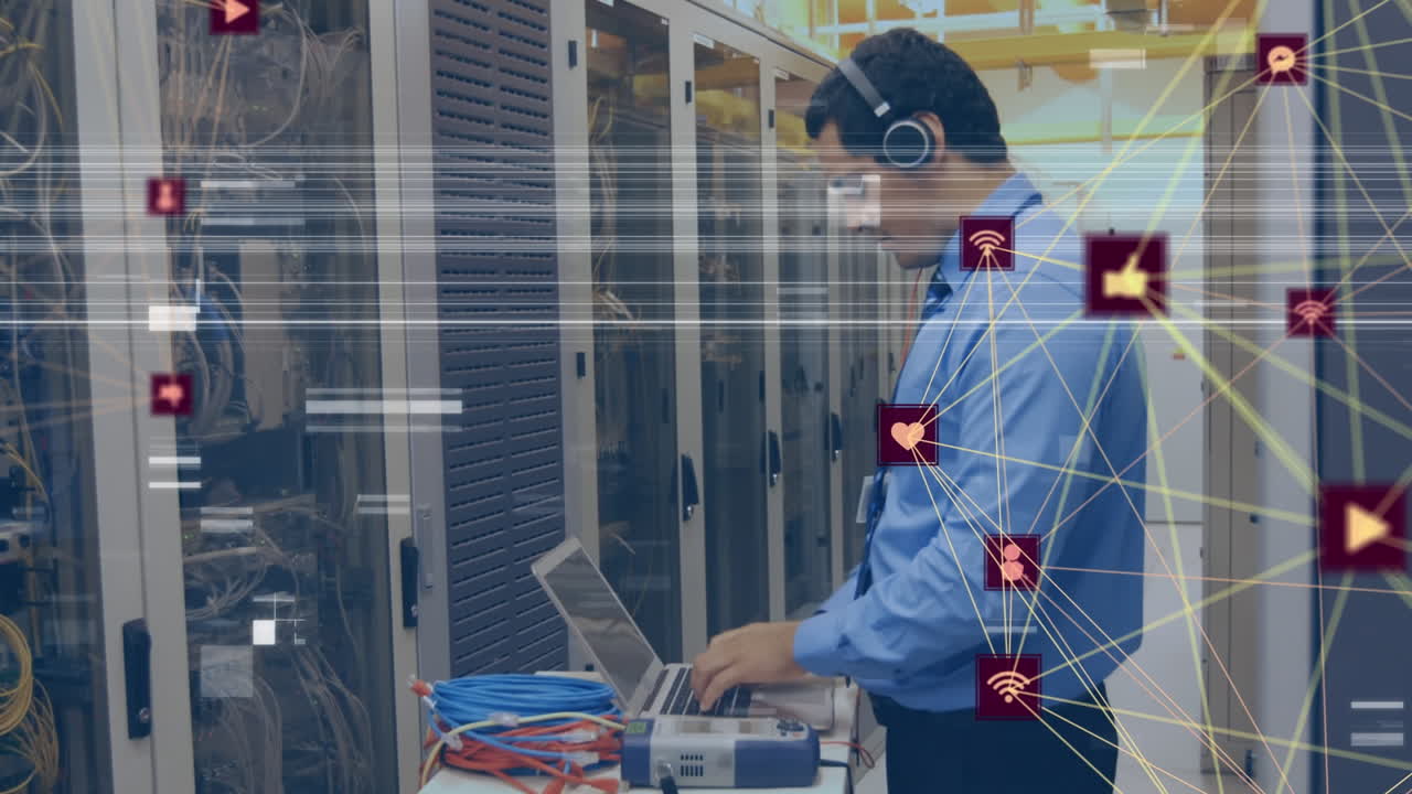 animación de la red de conexiones con iconos sobre ingeniero caucásico por servidores informáticos