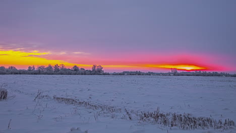 Vibrante-Cielo-Rojo-Y-Naranja-Al-Atardecer-Sobre-El-Paisaje-Cubierto-De-Nieve