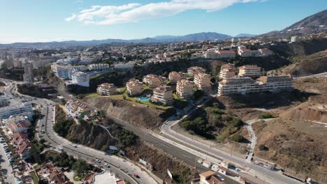 Vuelo-Panorámico-Sobre-Andalucía,-España-Mientras-Las-Olas-Rompen-En-La-Playa