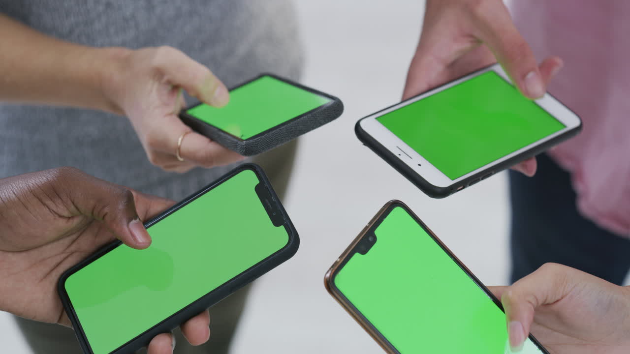 un gruppo di uomini d'affari che usano i loro telefoni