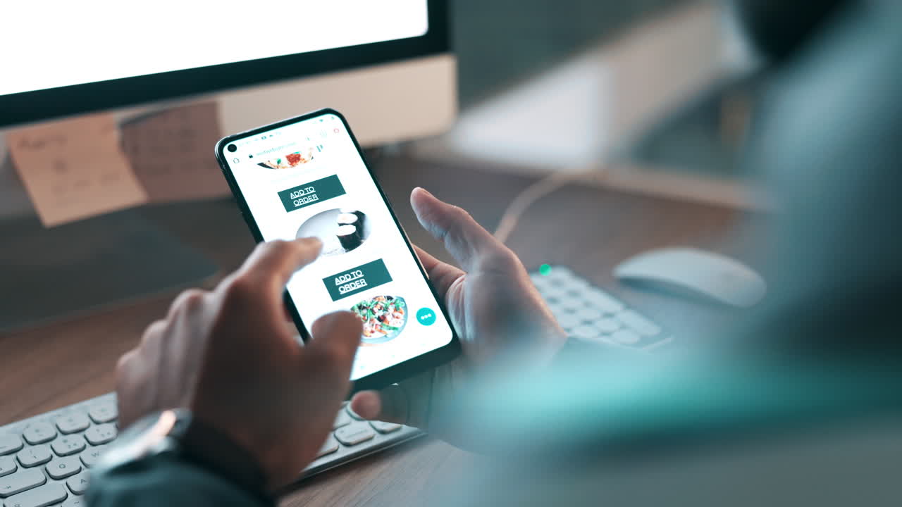 hombre asiático feliz, teléfono y compras en línea