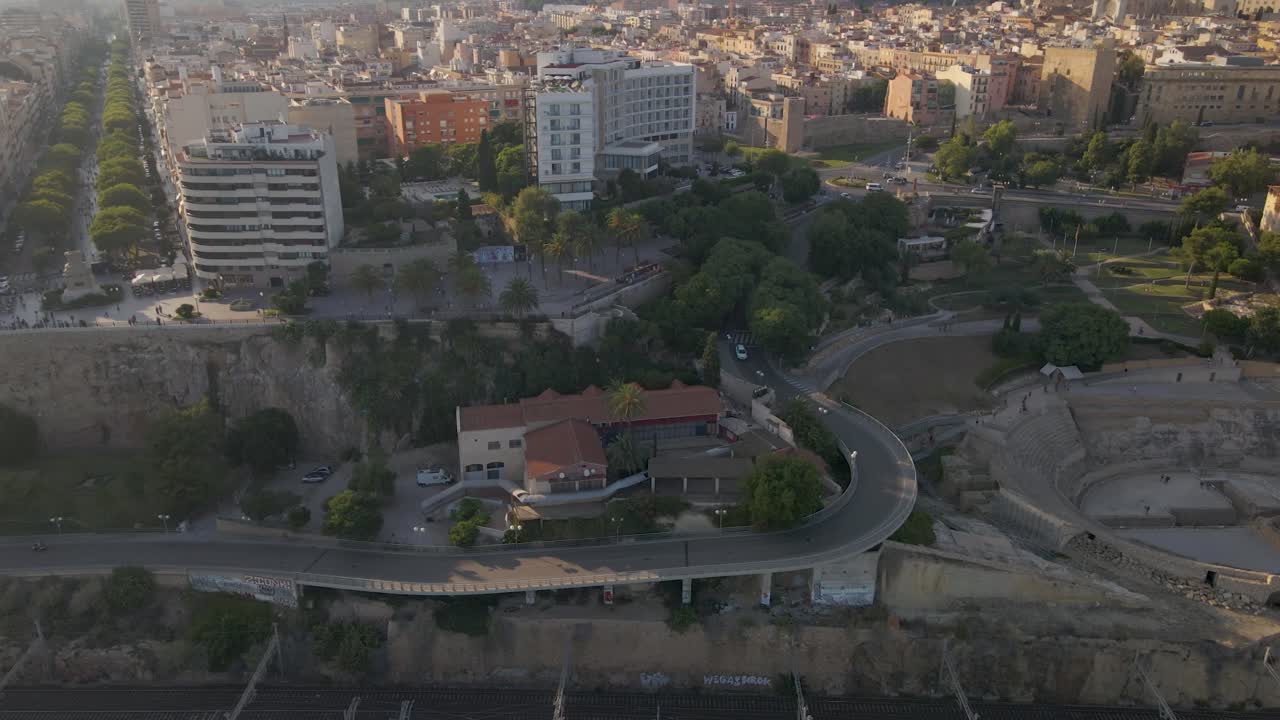 un sereno y lento viaje en avión no tripulado sobre tarragona, españa, justo antes de la puesta del sol, que culmina con una vista panorámica de la majestuosa catedral de tarragona