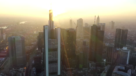 Horizonte-De-Frankfurt-Am-Main-En-La-Hora-Dorada-Desde-La-Perspectiva-De-Drones-Aéreos,-Plano-General