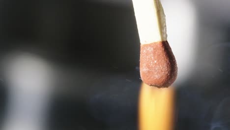 disparo en cámara lenta siga el encendido de la cabeza del fósforo después de la fricción en la caja de cerillas, disparo macro