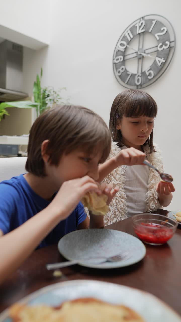 niños desayunando juntos