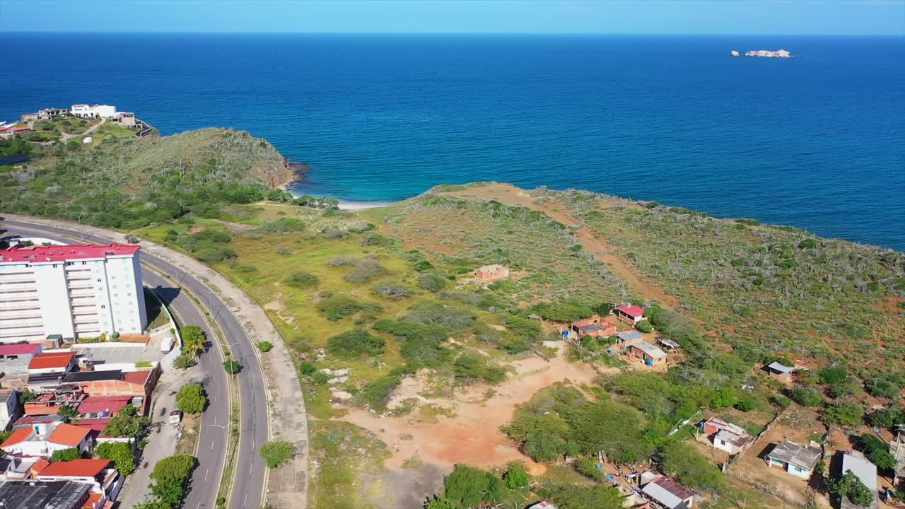 Vista drone di Playa Moreno, costa caraibica rurale, barche ed edifici.