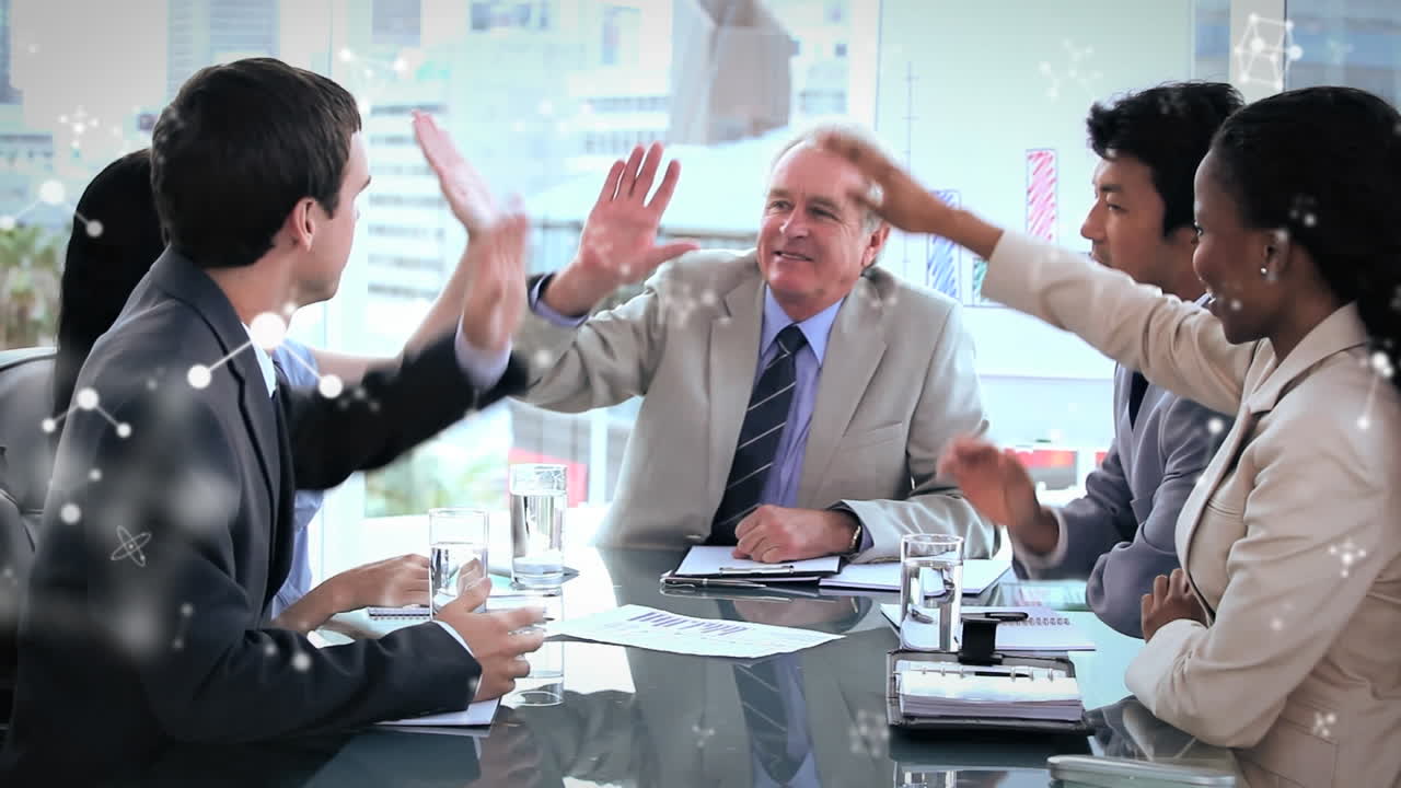 animación de moléculas sobre la gente de negocios en la reunión