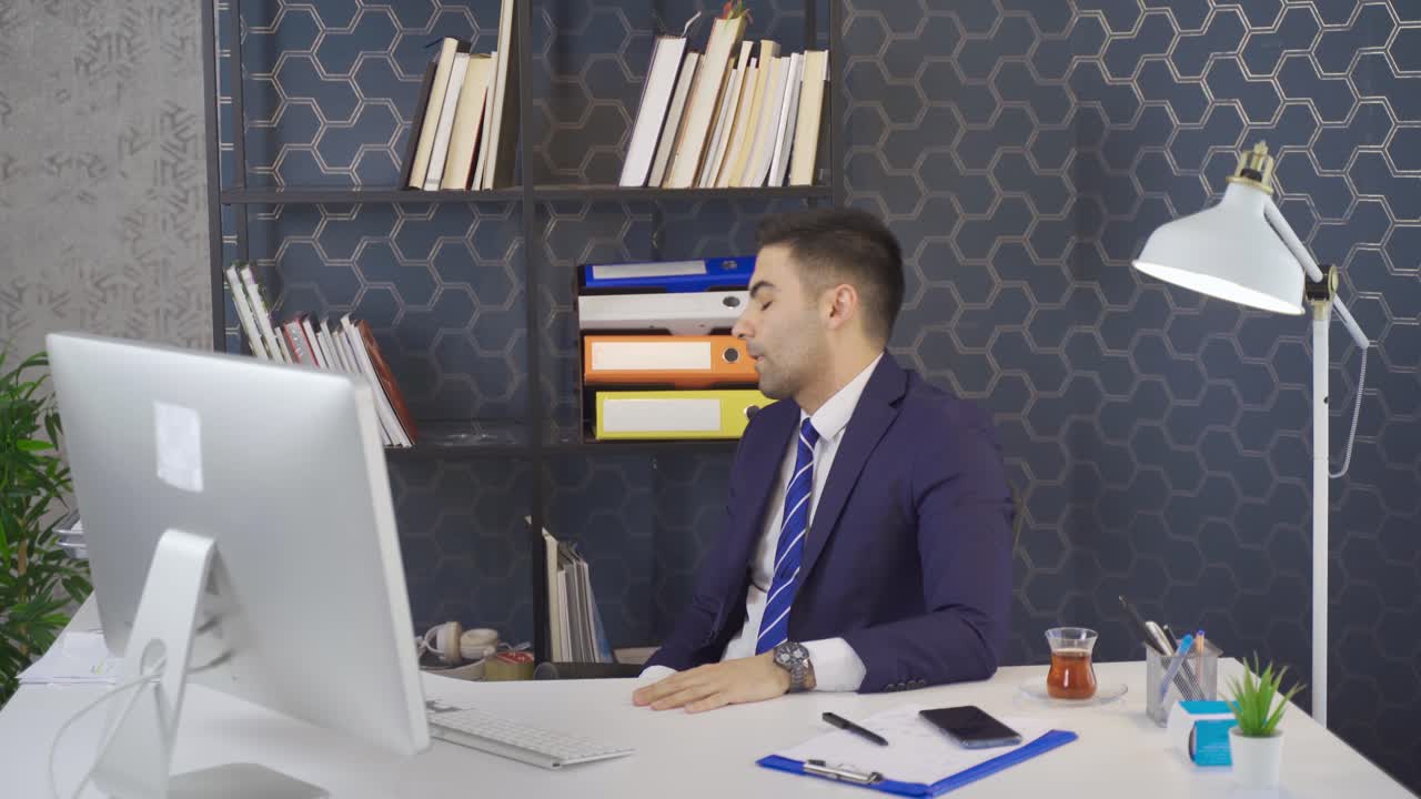 разочарование. молодой бизнесмен, работающий в офисе и разочаровывающийся.