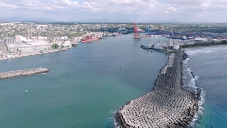 Luftdrohnenaufnahme-Im-Hafen-Von-Haina,-Dominikanische-Republik