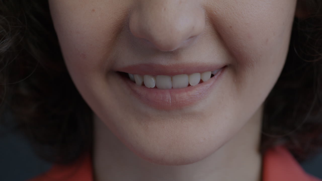 미소 짓는 여자 클로즈업