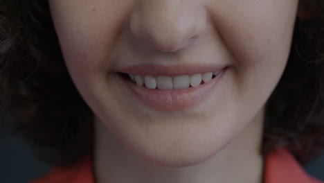 una mujer sonriendo de cerca.