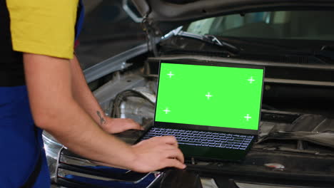 Green-screen-laptop-car-parts-ordering