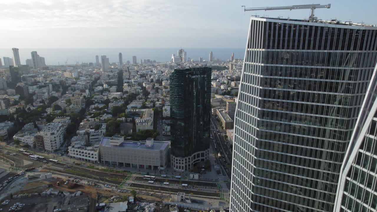 volando desde el trabajo, disparos de drones cerca de torres de oficinas frente al mar