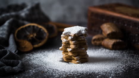 el azúcar en polvo cae sobre las galletas navideñas