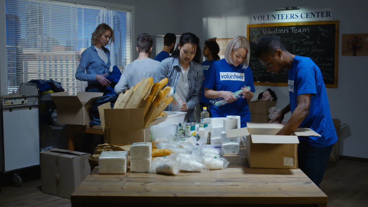 voluntarios que empacan las donaciones