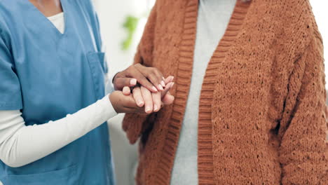 Enfermera,-Tomados-De-La-Mano-Y-Consolar-Al-Paciente-Con-Cáncer