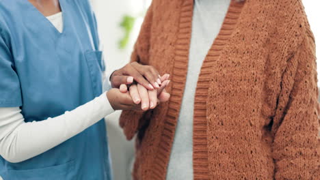 enfermera, tomándose de la mano y consolando al paciente con cáncer
