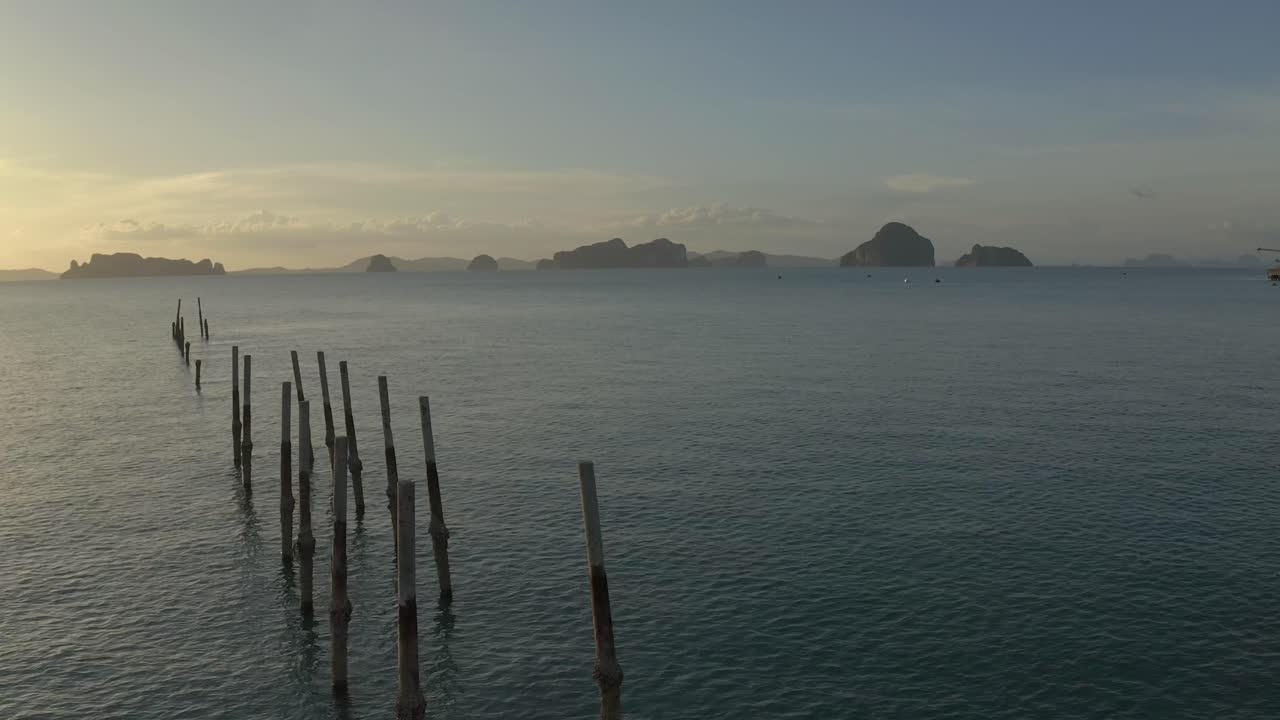 일몰 동안 아름다운 안다만 해에 있는 오래된 부두 기둥의 아름다운 공중 전망