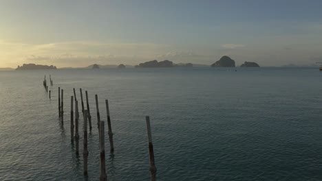 Malerische-Luftaufnahme-Alter-Hafenpfosten-In-Der-Malerischen-Andamanensee-Bei-Sonnenuntergang,-Folgeaufnahme