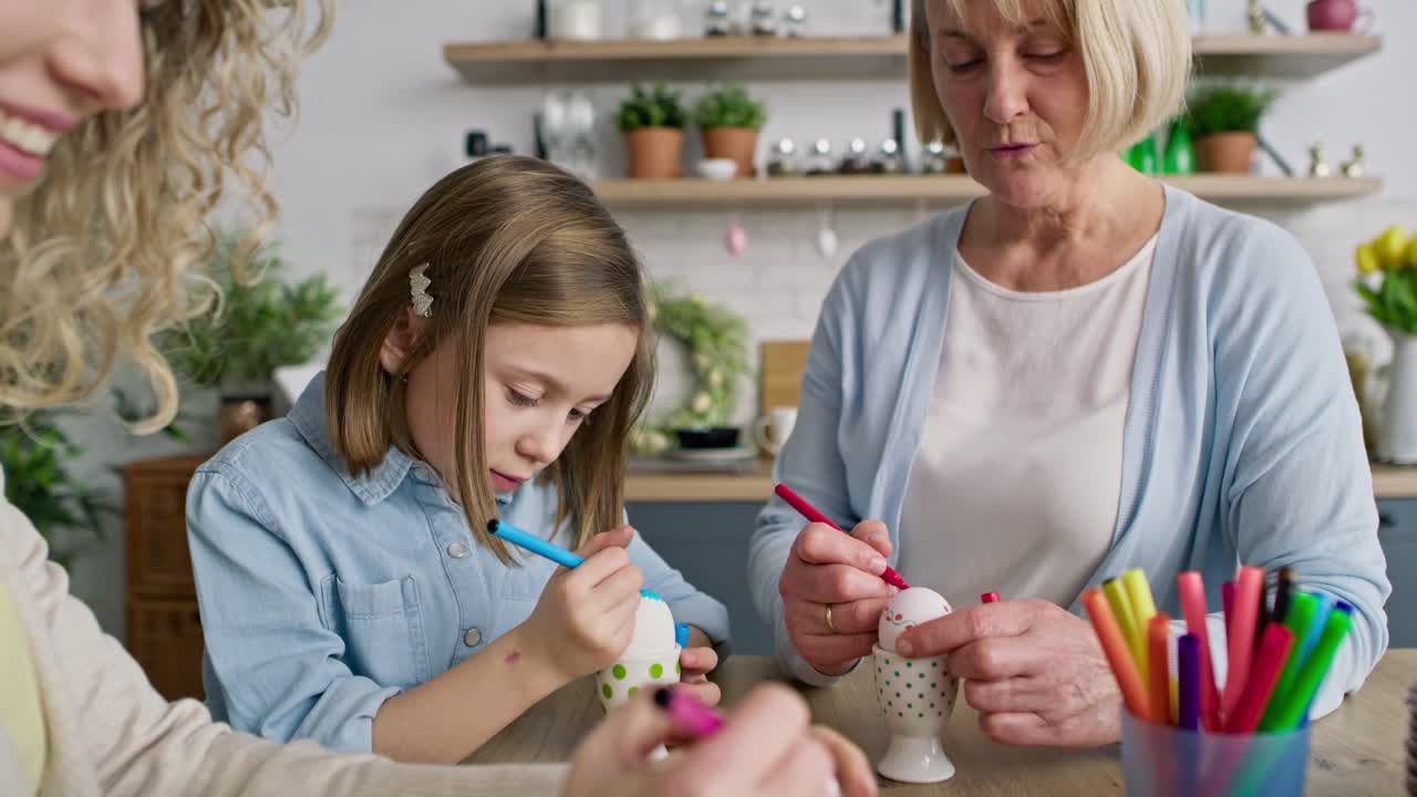 video de mano de una familia feliz durante la pascua