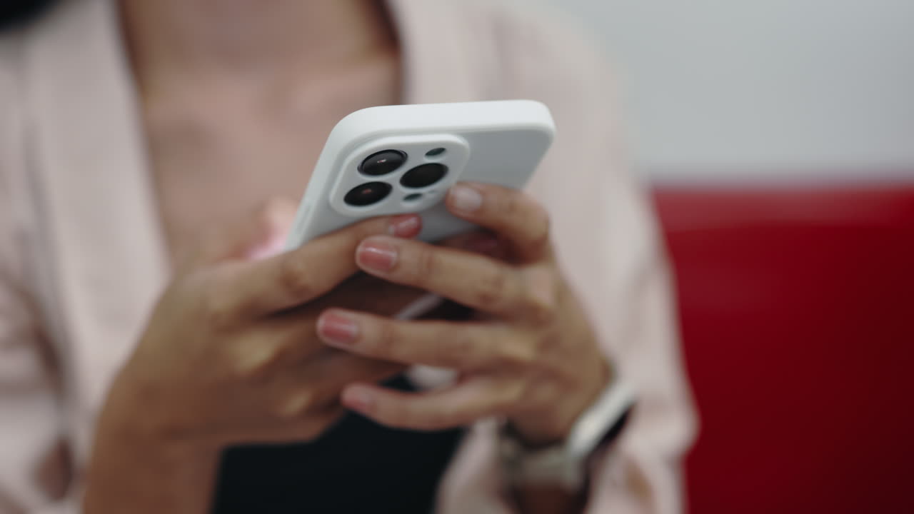 mujer usando un teléfono inteligente