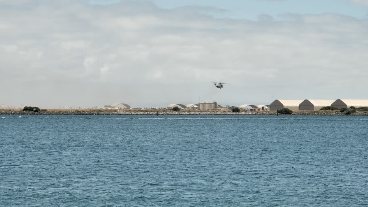 aterrizaje de helicóptero militar en la base marina de la marina