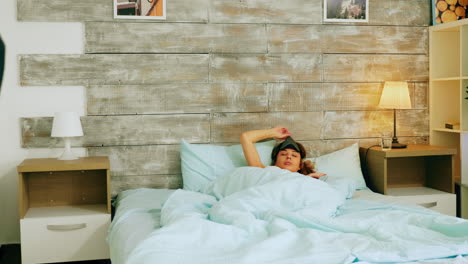 una mujer hermosa en una cama cómoda despertando