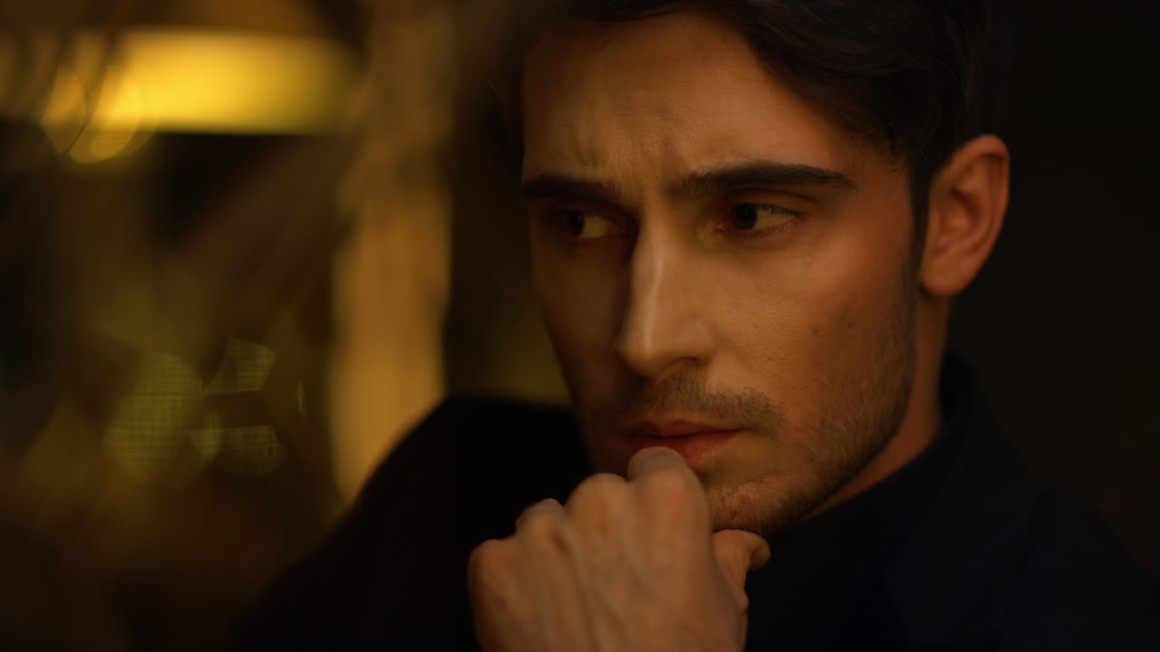 un hombre de negocios serio manteniendo la mano en la barbilla. un hombre rico mirando alrededor en el interior.