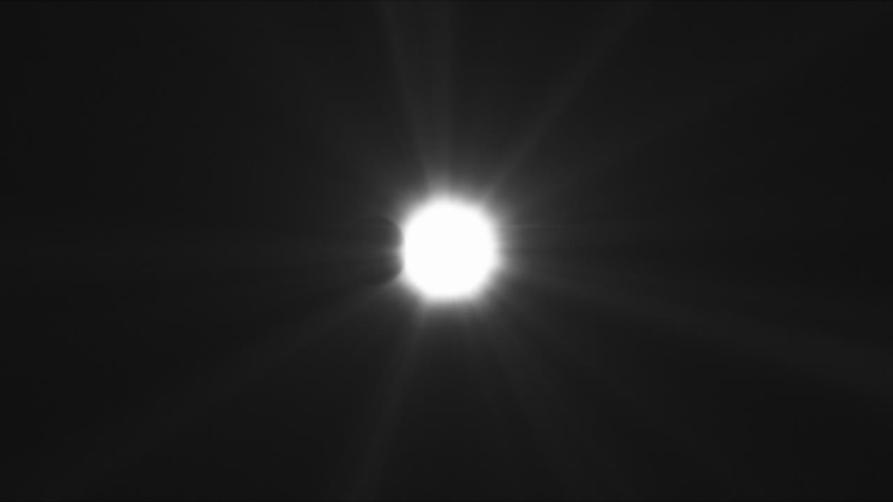 la luna cubriendo el sol durante el eclipse solar total, vista desde la tierra