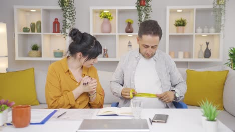 pareja insatisfecha con su peso.