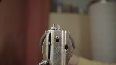 antigua máquina de coser singer partes móviles de cerca