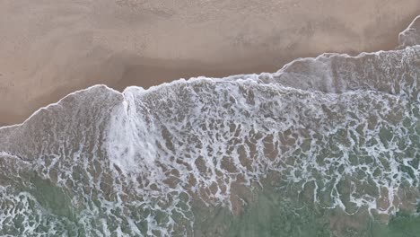 Luftaufnahme-Der-Weißen-Wäsche-Entlang-Der-Sandbank-Bei-Flut