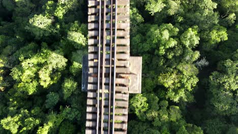 Nahe-Luftaufnahme-Der-Hohen-Eisenbahnbrücke,-Die-Ein-Tal-überquert,-Das-Seine-Wahre-Länge-Enthüllt