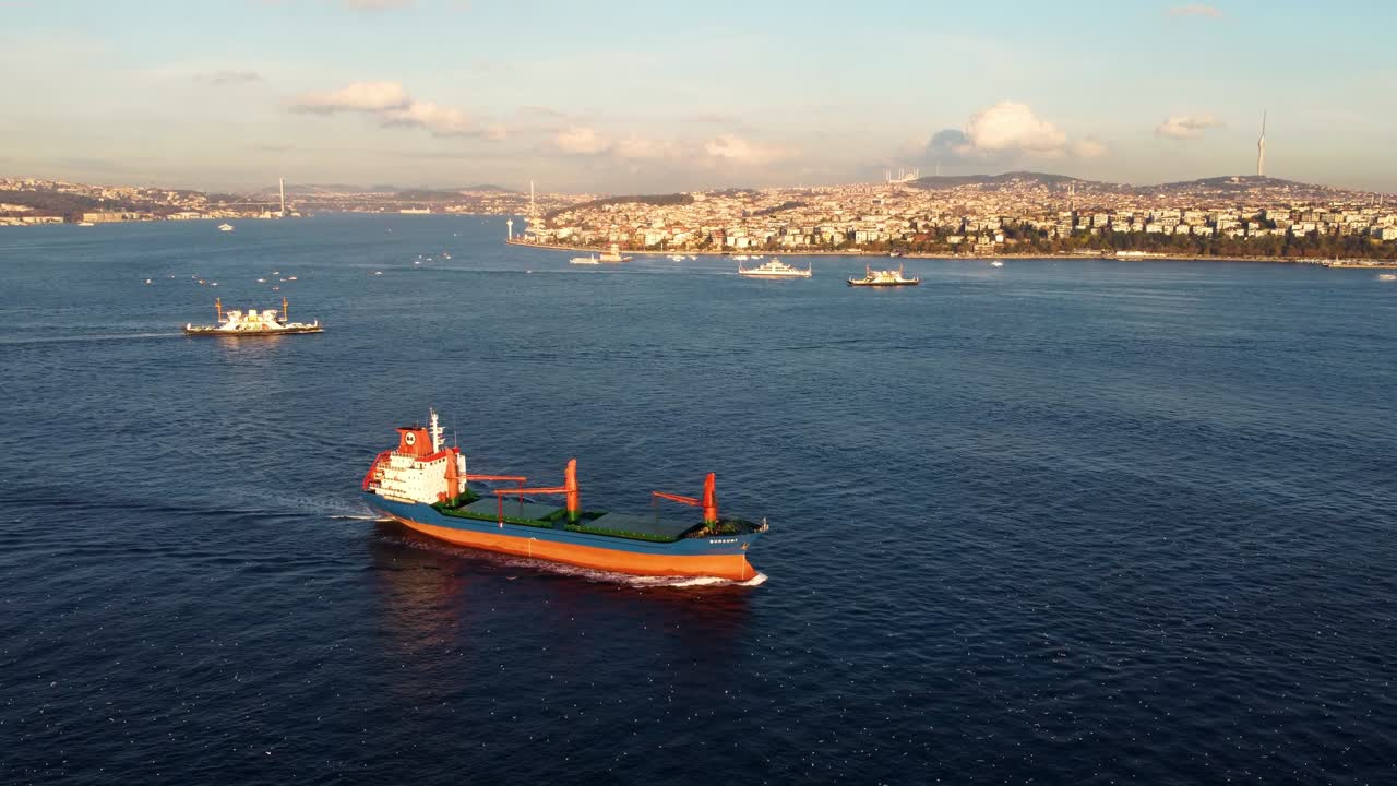 vista aérea del cuerno de oro de estambul al amanecer.