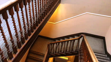 Leicestershire-Manor-House-Treppe-Mit-Blick-Nach-Unten-Zwei-Treppen-Seitenwinkel