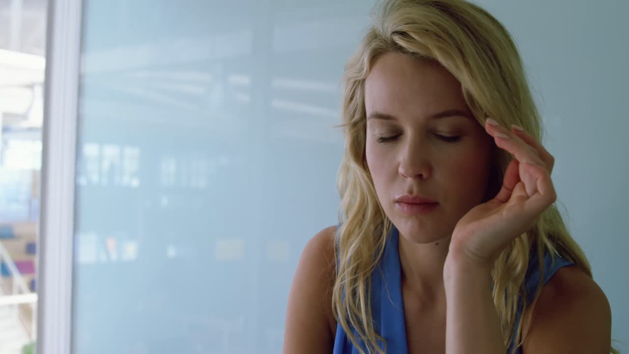 mujer joven que trabaja en una oficina creativa