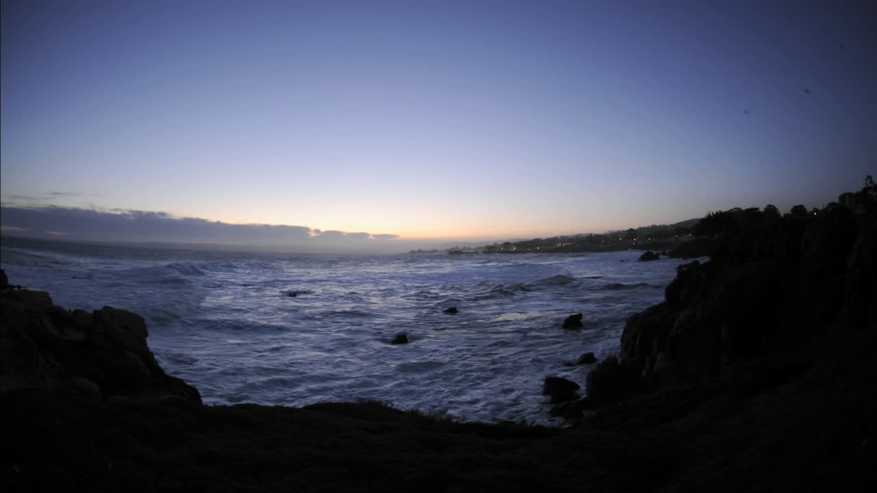 Time lapse di onde prima dell'alba sul Pacific Grove Marine Garden Park a Pacific Grove, California.