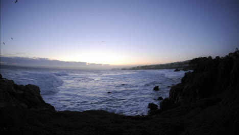 Lapso-De-Tiempo-De-Las-Olas-Antes-Del-Amanecer-Sobre-El-Pacific-Grove-Marine-Garden-Park-En-Pacific-Grove-California