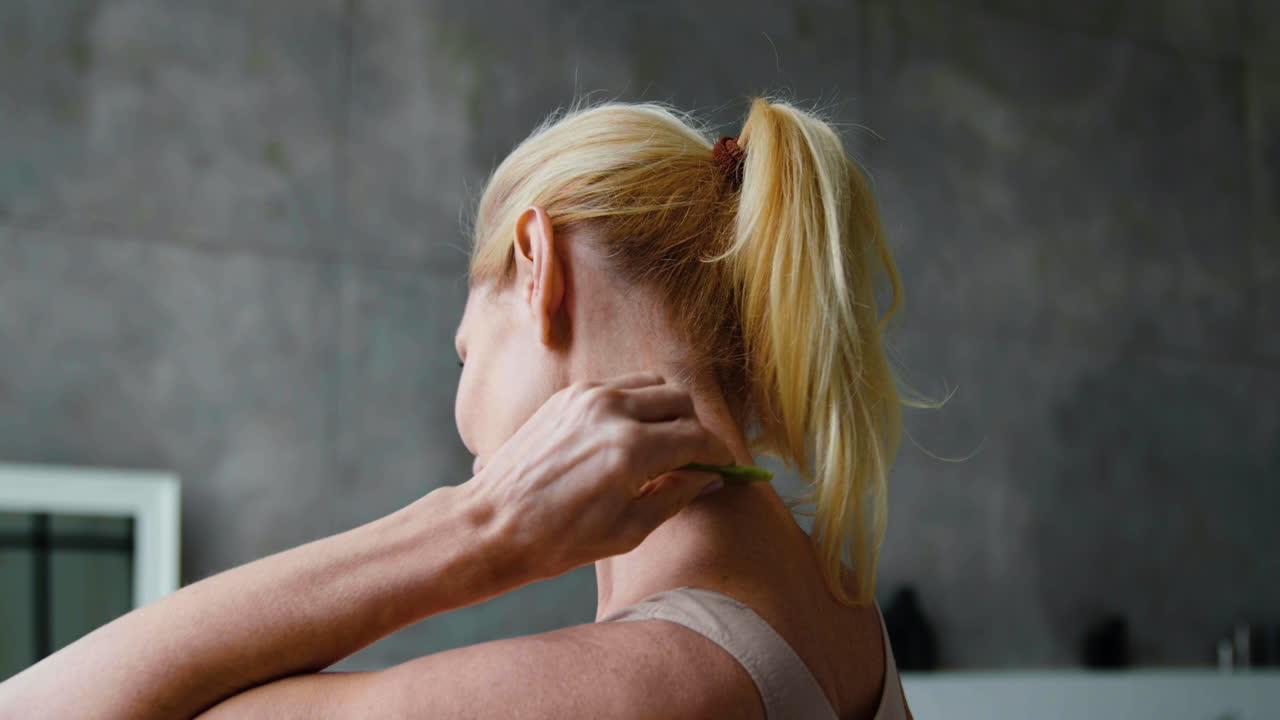 mujer haciendo su rutina de cuidado personal