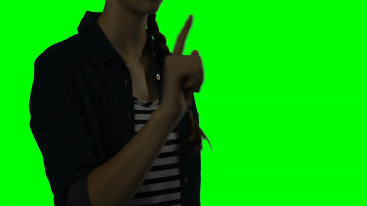 Busto di donna che utilizza uno schermo digitale 4k